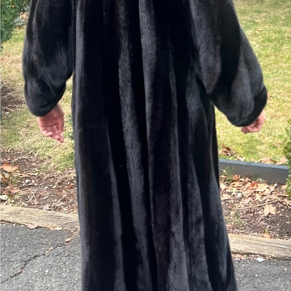 Like new very exquisite Dark Black Mink from Steven Corn Furs - Picture 7 of 9